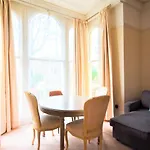 Peaceful & Pretty 2 Bedroom Flat Near Clifton