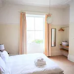 Peaceful & Pretty 2 Bedroom Flat Near Clifton